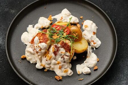 Куриные котлеты с бейби картофелем и грибным-трюфельным соусом