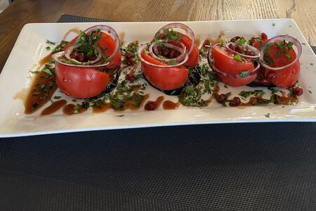 Салат из помидоров с запеченными баклажанами