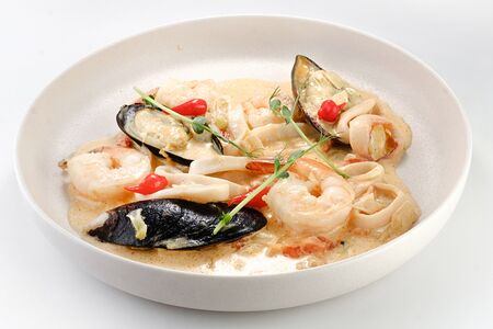 Соте с морепродуктами и сыром пармезан 