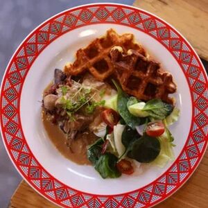 Картофельные вафли с томлеными говяжьими щечками и яйцом пашот