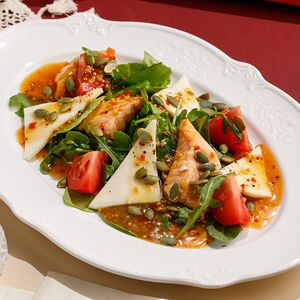 Салат с лососем в медово-горчичном соусе