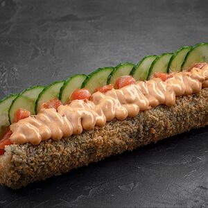 Хот-дог ролл с лососем и спайси-соусом