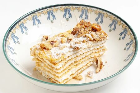 Сметанно-медовый торт с грецкими орехами