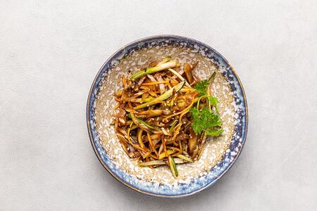 Пикантный салат из свиных ушек