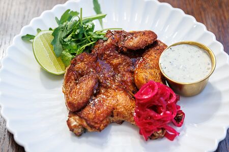 Цыпленок жареный целиком, перечный соус