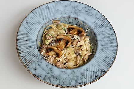 Паста с грибами в орехово-трюфельном соусе