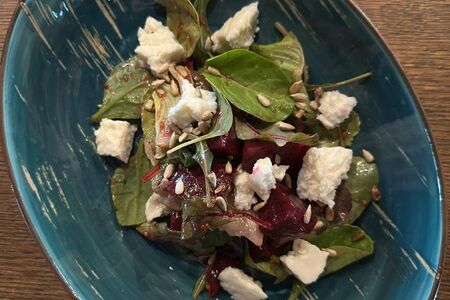 Свёкла с адыгейским сыром и медово-горчичной заправкой