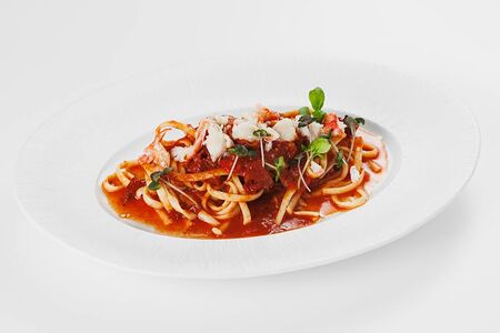 Паста Лингвини с камчатским крабом и вялеными томатами 