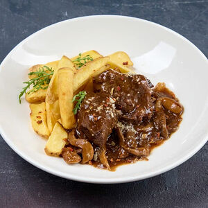 Говяжьи щёки с картофельными лодочками