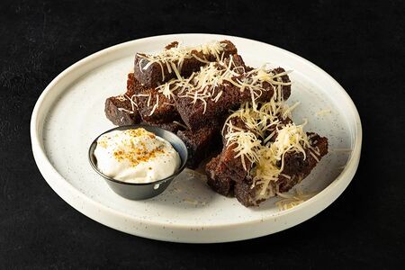 Чесночные гренки с пармезаном и соусом тартар