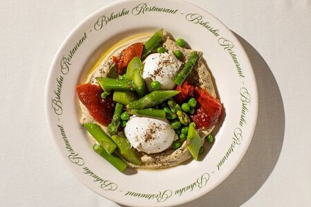 Яйца пашот с кремом из баклажан и спаржей