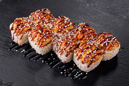 Запеченный ролл с угрем и курицей