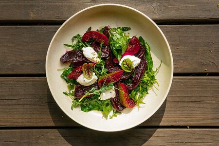 Салат со свежим инжиром, вяленой маринованной свеклой и козьим крем-чизом