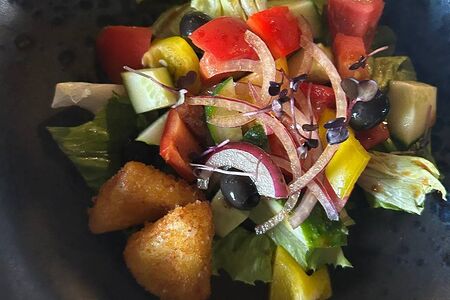 Греческий салат с сыром гриль