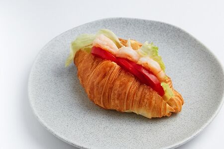 Круассан с креветками 