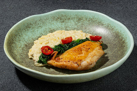 Филе фермерского цыпленка с картофельным ризотто, шпинатом и вялеными томатами