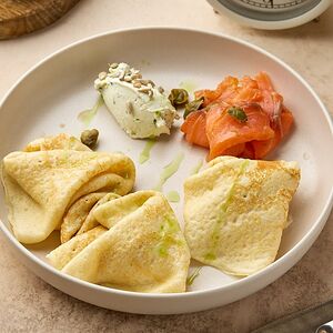 Блины с форелью и крем-чизом