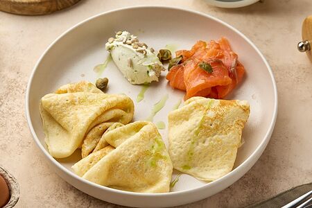 Блины с форелью и крем-чизом