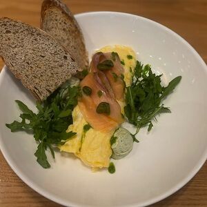 Омлет из трех яиц с форелью и творожным сыром 