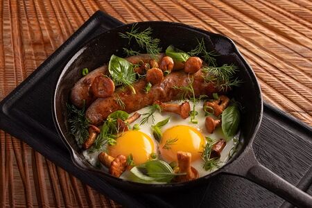 Яичница с куриной сосиской и лисичками