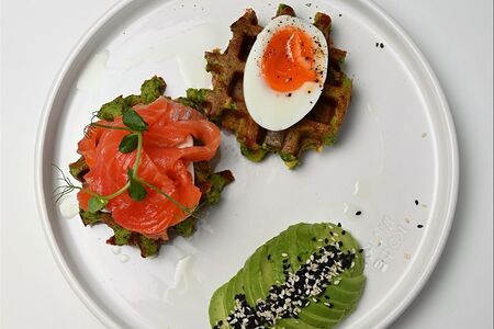  Вафли из шпината на рисовой муке с лососем