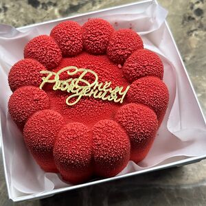 Муссовый бенто-торт красный с днем рождения 