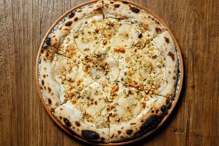 Груша, горгондзола, фисташка, мед, сливочный соус