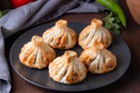 Хинкали с грушей и соусом из жареной халвы (3 шт.)