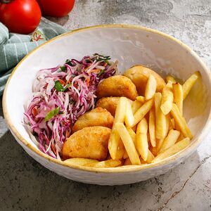Наггетсы с картофелем фри и салатом Коул-Слоу
