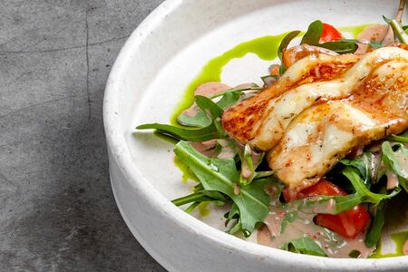 Салат с халуми, томатами и руколой