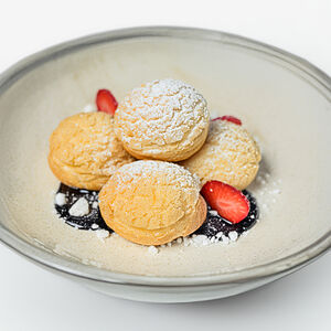 Заварные булочки с шоколадным соусом и клубникой