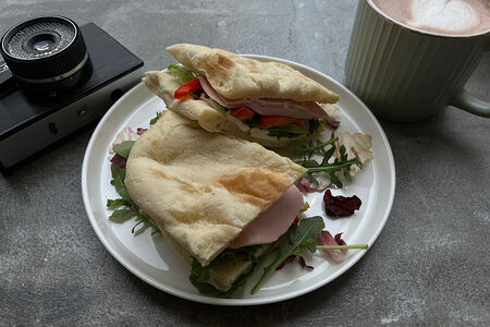 Римский сэндвич с мортаделлой, печеным перцем и песто