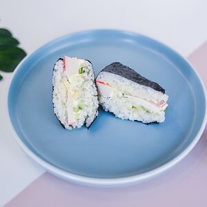 Онигири с мясом краба