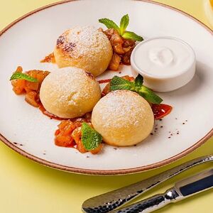 Сырники с карамелью и яблоками с корицей