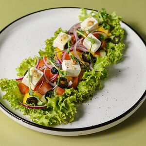Зеленый салат со сливочным сыром