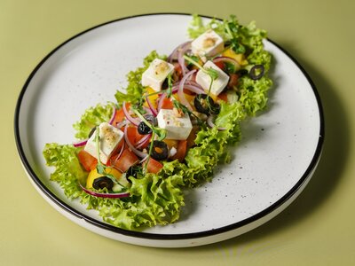 Зеленый салат со сливочным сыром