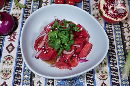 Салат из розовых помидоров с красным луком