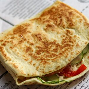 Тортилья с куриной котлеткой и сыром