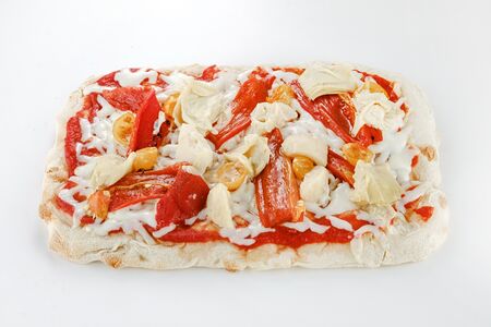 Римская пицца с артишоками, томатами и печеным перцем 