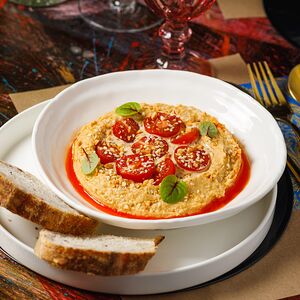 Хумус с томатами черри и кунжутным соусом