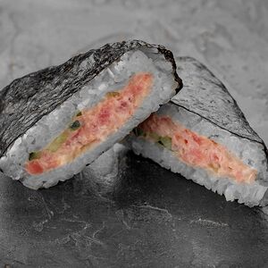 Онигири с тунцом