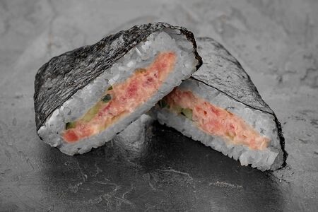 Онигири с тунцом