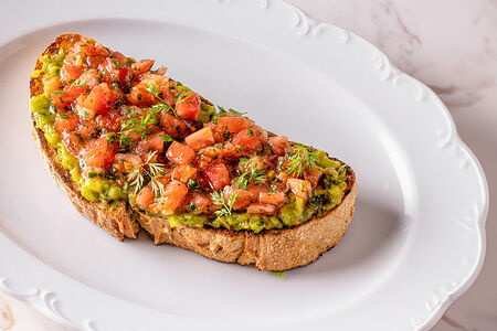 Брускетта с томатами и гуакамоле