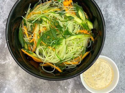 Салат с фунчозой