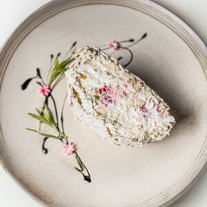 Фисташковый рулет с малиной