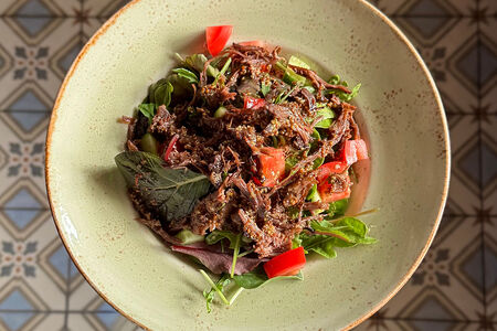 Салат с рваной говядиной