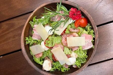 Салат с инжиром и моцареллой