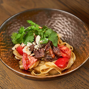 Паста с телячьими щёчками, печёным баклажаном, свежим томатом и кинзой