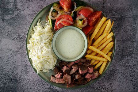 Шаурма на тарелке с говядиной