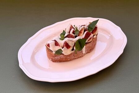 Брускетта с инжиром и сыром горгонзола